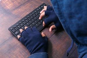 Hacker tippen auf der Tastatur foto