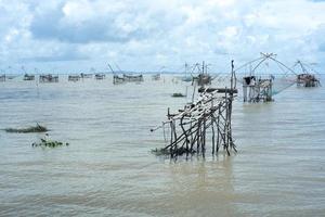 Seelandschaft mit überfüllten traditionellen Angelwerkzeugen im Meer mit Skyline im Hintergrund foto