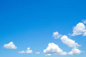 Gruppe von flauschigen Wolken mit klarem blauem Himmelhintergrund und Kopienraum foto