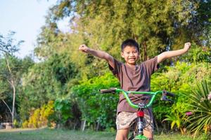 Junge auf einem Fahrrad draußen foto