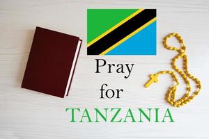 beten zum Tansania. Rosenkranz und heilig Bibel Hintergrund. foto