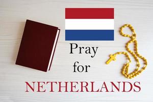 beten zum Niederlande. Rosenkranz und heilig Bibel Hintergrund. foto