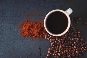 Draufsicht auf gerösteten Kaffee in einer Tasse