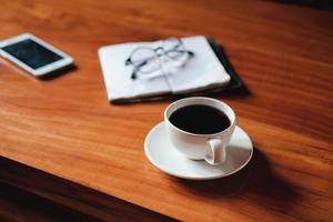 Kaffee auf einem Schreibtisch foto