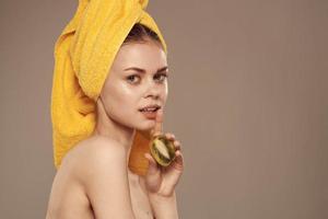 schön Frau Kiwi Obst halten Vitamine Gesundheit sauber Haut Beige Hintergrund foto
