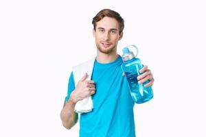 sportlich Mann im Blau T-Shirt Wasser Flasche Handtücher trainieren foto