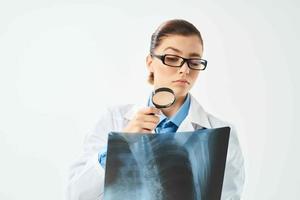 weiblich Arzt tragen Brille Röntgen Diagnose Behandlung geduldig Untersuchung foto