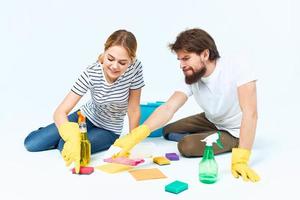 jung Paar Waschen Fußboden Bedienung Zusammenarbeit Lebensstil Hausarbeit foto
