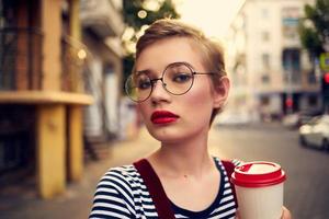 Frau mit Brille draußen gehen Ferien Sommer- foto