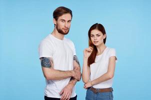 jung Paar im Weiß T-Shirts Bilder von Kommunikation mit ihm Studio foto