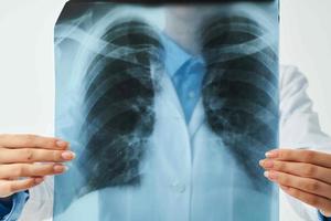 Röntgen von das Lunge Nahansicht Untersuchung Licht Hintergrund foto