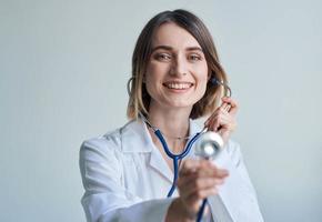 Krankenschwester im ein medizinisch Kleid und ein Stethoskop um ihr Hals Lächeln Porträt foto