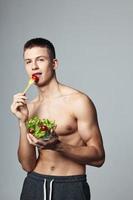 Maus männlich mit nackt Schultern und Teller von Salat gesund Essen abgeschnitten Aussicht foto