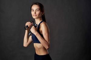 ziemlich Frau Boxen trainieren Übungen Fitness posieren isoliert Hintergrund foto