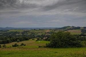 Sommer- Landschaft mit Polieren Berge auf ein wolkig Tag foto