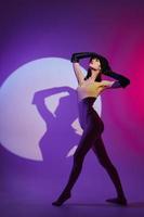 schön modisch Mädchen posieren Studio Licht Neon- Farbe Hintergrund unverändert foto
