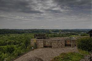 historisch Defensive Mauer von ein Stein Schloss im Polen im dobczyce auf ein Sommer- Tag mit Blick auf das See foto