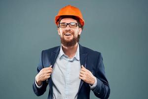 Mann im Orange passen schwer Hut Ingenieur Konstruktion Arbeit Lebensstil offiziell foto