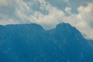 Landschaft von das tatra Berge auf ein warm Sommer- wolkig Urlaub Tag foto