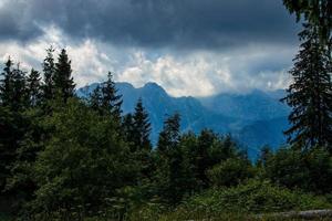 Landschaft von das tatra Berge auf ein warm Sommer- wolkig Urlaub Tag foto