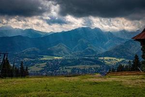 Landschaft von das tatra Berge auf ein warm Sommer- wolkig Urlaub Tag foto