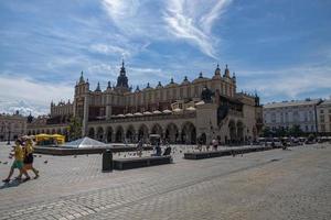 historisch alt Stadt, Dorf Platz im Krakau auf ein warm Sommer- Urlaub Tag foto