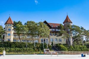 historisch Hotel auf das Strand im leba im Polen auf ein sonnig Sommer- Tag foto
