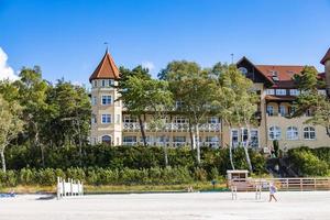 historisch Hotel auf das Strand im leba im Polen auf ein sonnig Sommer- Tag foto