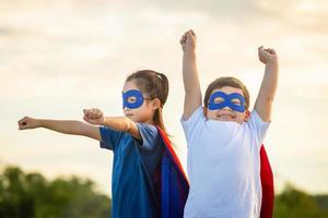 Superhelden Kinder freunde haben Spaß draussen, Bruder und Schwester spielen draußen, Junge und Mädchen spielen draussen foto