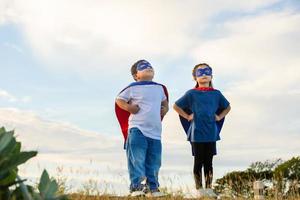 Superhelden Kinder freunde haben Spaß draussen, Bruder und Schwester spielen draußen, Junge und Mädchen spielen draußen foto