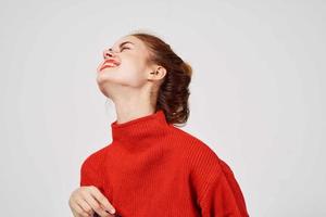 Frau im ein rot Sweatshirt Lebensstil Studio Spaß Modell- foto