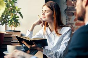 Geschäft Mann und Frau chatten im ein Cafe Arbeit Lebensstil foto