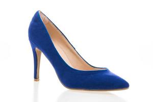 blauer Schuh mit hohen Absätzen