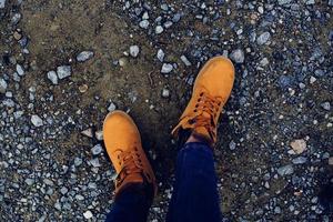 weiblich Füße im Stiefel auf das Boden Natur oben Aussicht foto