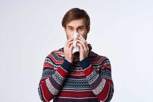 krank Mann Sweatshirt Gesundheit Probleme Taschentuch Grippe Infektion Licht Hintergrund foto