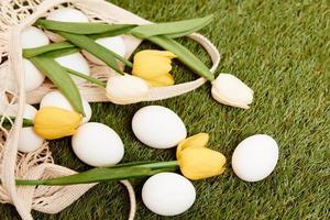 Strauß von Blumen Weiß Eier Urlaub Ostern Tradition Frühling auf das Gras foto