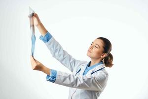 weiblich Arzt im Weiß Mantel Röntgen Untersuchung Behandlung foto