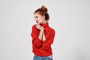 ziemlich Frau im ein rot Sweatshirt Licht Hintergrund foto