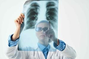 Arzt tragen medizinisch Maske Röntgen Untersuchung Diagnose Krankenhaus foto