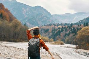 Frau Wanderer mit Rucksack Reise Fluss Berge Landschaft gehen foto