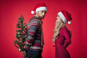 emotional Mann und Frau Geschenke Weihnachten Neu Jahr rot Hintergrund foto