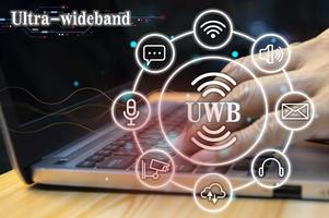 Ultra-Breitband uwb ist ein kurze Reichweite Radio Kommunikation Technologie auf Bandbreiten von 500MHz oder größer und beim sehr hoch Frequenzen. gesamt, es funktioniert ähnlich zu Bluetooth und W-lan. foto