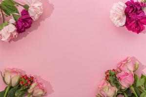 frisch bunt Frühling Blumen auf Pastell- Rosa Hintergrund. kreativ Liebe Layout mit Kopieren Raum. minimal Konzept. ästhetisch eben legen. foto