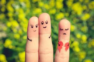 Finger Kunst von glücklich Paar umarmen. andere Mädchen ist halten ein gebrochen Herz. getönt Bild foto