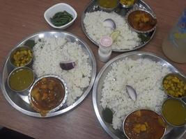 traditionell Essen von Bangladesch ist Reis und Curry foto