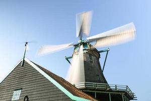 alt rotierend Windmühle im das Center von Amsterdam foto