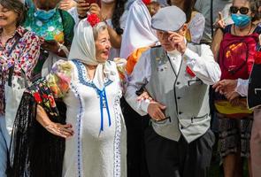 Madrid, Spanien, 2022. das Tradition von das Chotis ist immer noch am Leben im das pradera de san isidro im Madrid, wo Paare feiern Madrids Frühling Festival foto