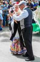 Madrid, Spanien, 2022. das Tradition von das Chotis ist immer noch am Leben im das pradera de san isidro im Madrid, wo Paare feiern Madrids Frühling Festival foto