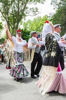 Madrid, Spanien, 2022. das Tradition von das Chotis ist immer noch am Leben im das pradera de san isidro im Madrid, wo Paare feiern Madrids Frühling Festival foto