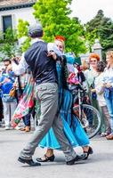 Madrid, Spanien, 2022. das Tradition von das Chotis ist immer noch am Leben im das pradera de san isidro im Madrid, wo Paare feiern Madrids Frühling Festival foto